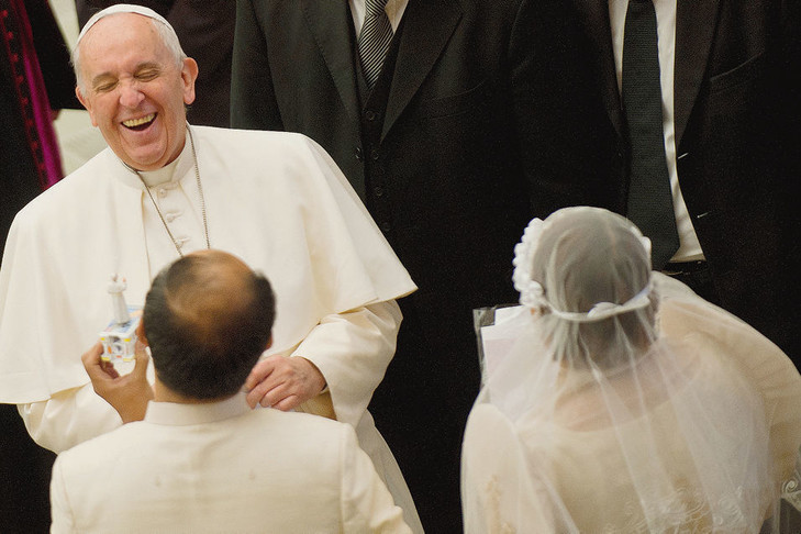 le-pape-francois-avec-couple-maries-offrant-figurine-leur-gateau-mariage-effigie-lors-audience-generale-28-janvier-rome_0_730_486